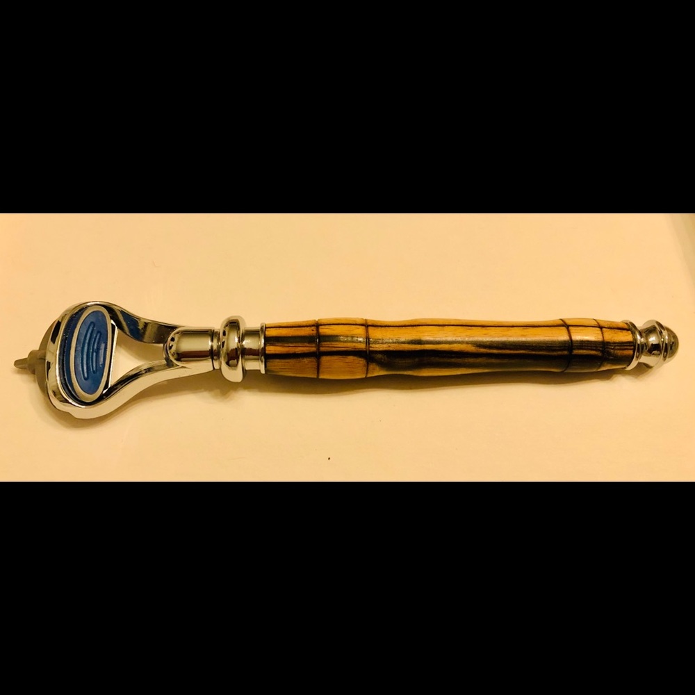 Wood-Handled Shaving Razor View 2
